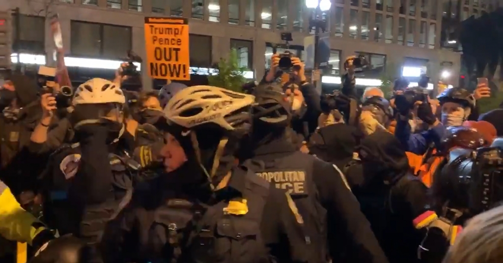 워싱턴DC에서 시위를 벌이는 사람들과 경찰. /사진=트위터 Tom Lynch