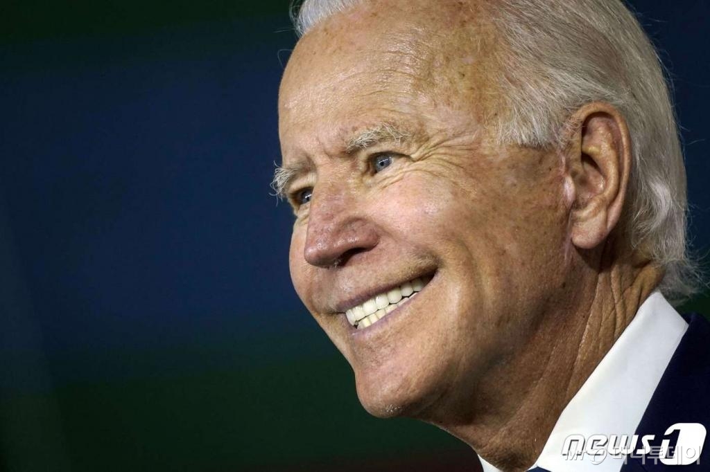 (뉴캐슬 AFP=뉴스1) 우동명 기자 = 조 바이든 미국 민주당 대선 후보가 21일(현지시간) 델라웨어주 뉴캐슬의 콜위크 연수원에서 보육·간호 분야에 10년간 925조 원을 투입하고 3~4세 무상보육 등을 추진하겠다는 공약을 발표하고 있다.   ⓒ AFP=뉴스1