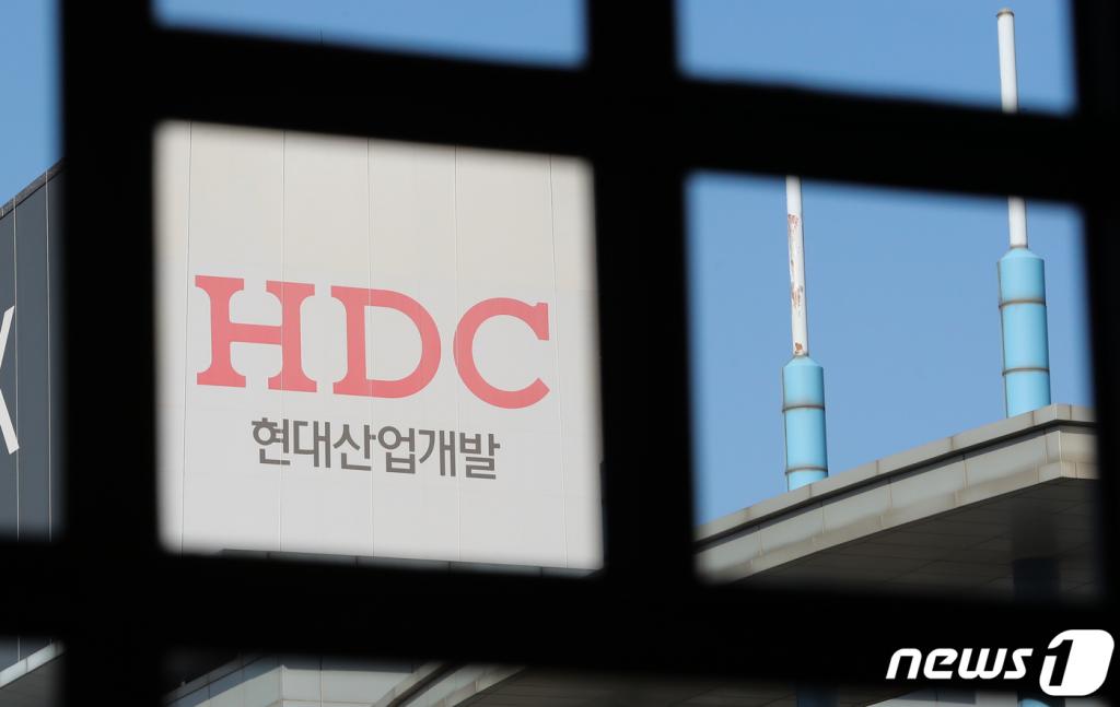 (서울=뉴스1) 허경 기자 = 서울 용산구 HDC현대산업개발 본사 옥외 간판. 2019.12.27/뉴스1