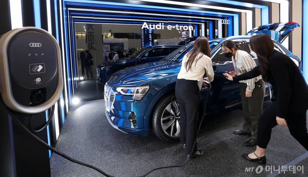 28일 서울 동대문디자인플라자(DDP)에서 열린 국회수소경제포럼 주최, 머니투데이가 주관하는 '2020 그린뉴딜 엑스포'에서 관람객들이 부스를 둘러보고 있다.  국회·정부·지자체에서 그린뉴딜 정책을 이끄는 정책 리더들이 총출동하는 '2020 그린뉴딜 엑스포'는 친환경 에너지전환 정책의 현재와 미래를 한눈에 볼 수 있는 다양한 프로그램이 마련됐으며, 오는 28일부터 30일까지 열린다. / 사진=김휘선 기자 hwijpg@