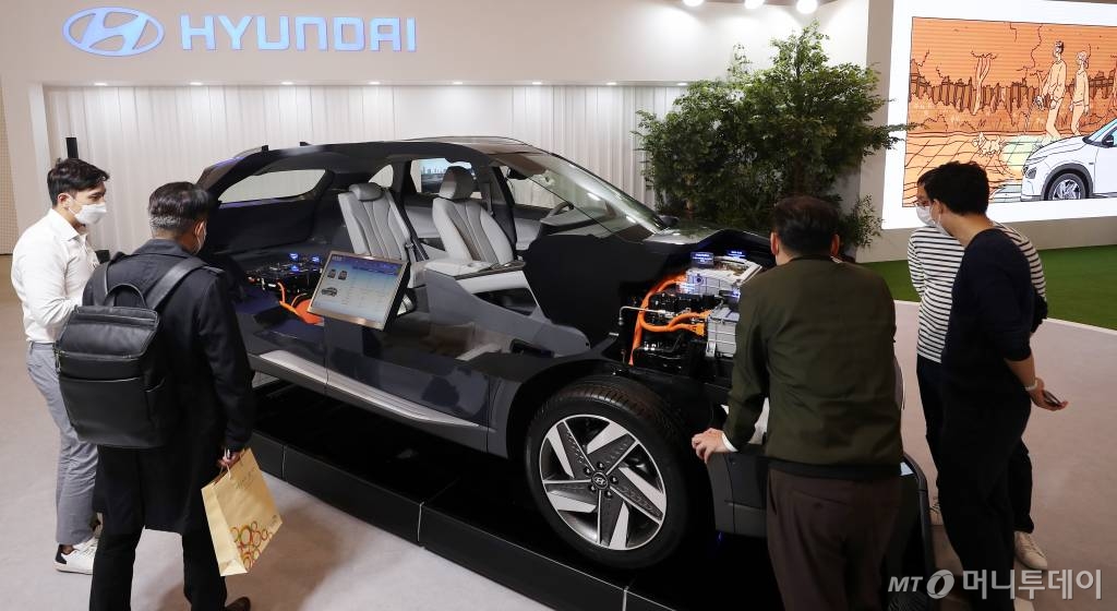 28일 서울 동대문디자인플라자(DDP)에서 열린 국회수소경제포럼 주최, 머니투데이가 주관하는 '2020 그린뉴딜 엑스포'에서 관람객들이 부스를 둘러보고 있다.국회·정부·지자체에서 그린뉴딜 정책을 이끄는 정책 리더들이 총출동하는 '2020 그린뉴딜 엑스포'는 친환경 에너지전환 정책의 현재와 미래를 한눈에 볼 수 있는 다양한 프로그램이 마련됐으며, 오는 28일부터 30일까지 열린다. / 사진=김휘선 기자 hwijpg@