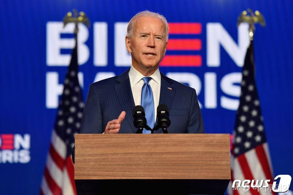 (AFP=뉴스1) = 조 바이든 미국 민주당 대통령후보가 6일(현지시간) 자택이 있는 델라웨어주 윌밍턴의 체이스센터에서 대국민 연설을 하고 있다.ⓒ AFP=뉴스1