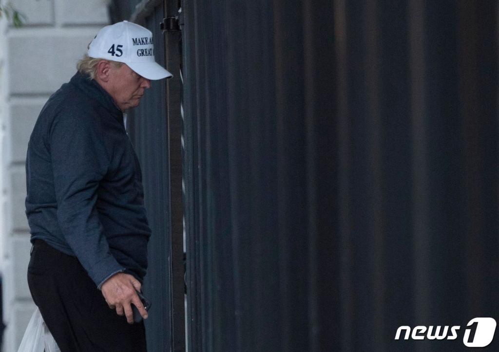 도널드 트럼프 미국 대통령이 7일(현지시간) 언론들이 일제히 조 바이든 민주당 대선후보의 승리 소식을 전한 뒤 버지니아주 트럼프 내셔널 골프클럽에서 골프를 마치고 워싱턴 백악관으로 돌아가고 있다./사진=(워싱턴 AFP=뉴스1)
