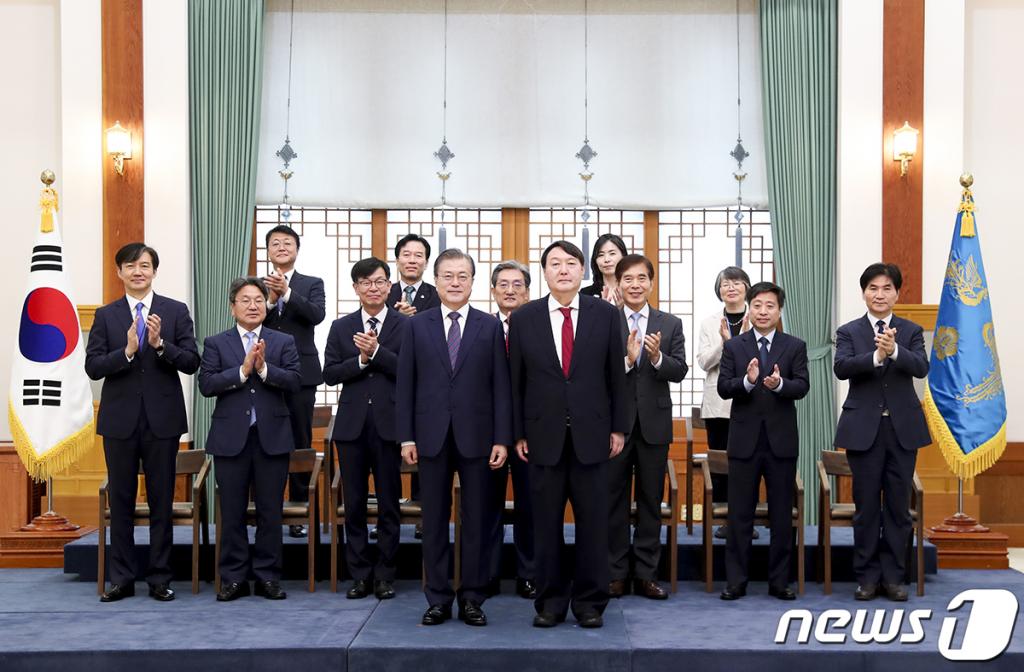 문재인 대통령이 25일 오전 청와대에서 윤석열 신임 검찰총장에게 임명장을 수여한 뒤 기념촬영을 하고 있다. (청와대 제공) 2019.7.25/뉴스1