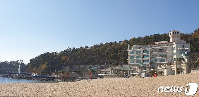 코로나19 확진자 방문으로 임시폐쇄된 삼천포 소재 사우나(사진)가 방역을 완료하고 12일 부터 영업을 재개한다. © 뉴스1