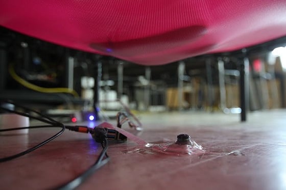 트램펄린 아래 지면에 설치된 영상 기반 소프트 촉각 센서/사진=생기원