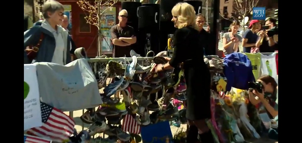 질 바이든 여사가 2013년 4월25일 보스턴 마라톤 테러 희생자를 추모하기 위해 자신의 런닝화를 걸고 있다/사진=백악관 유튜브 캡쳐