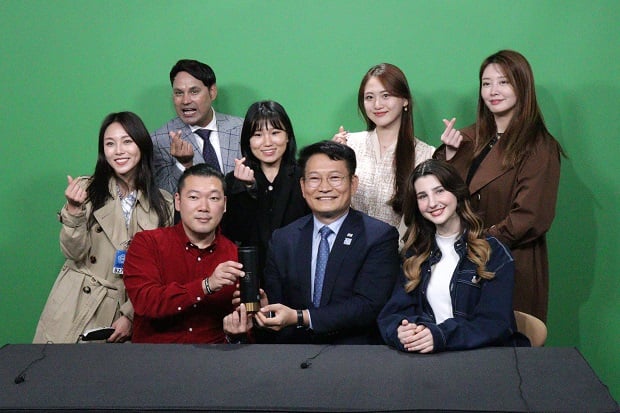 (아래줄 가운데부터 시계 방향)송영길 외통위원장, MKH(권순홍), kyunghaMin(민경하), 검비르TV(검비르), 잔나 코리아(이지은), 제니(이원경), 우라라 컴퍼니(우지은) /사진제공=인플루언서글로벌협동조합