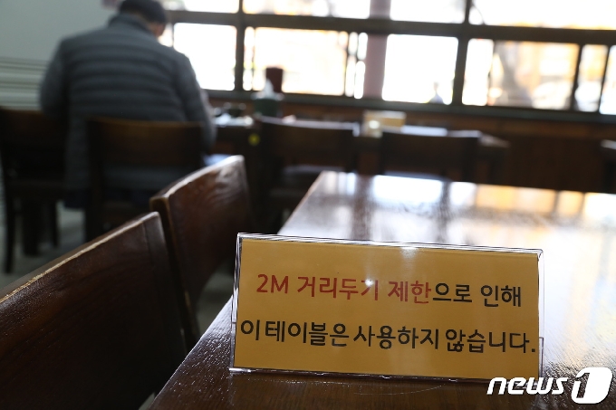 13일 전북 전주시 덕진구의 한 음식점. 거리두기를 위해 중간중간 테이블을 비워두고 있다.2020.11.13 /© 뉴스1