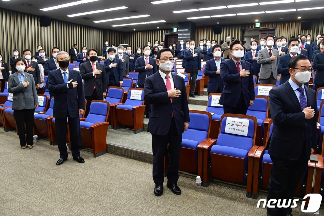 김종인 국민의힘 비상대책위원장과 주호영 원내대표 등 의원들이 지난 6일 오전 서울 여의도 국회에서 열린 의원총회에서 국민의례를 하고 있다. /사진=뉴스1.