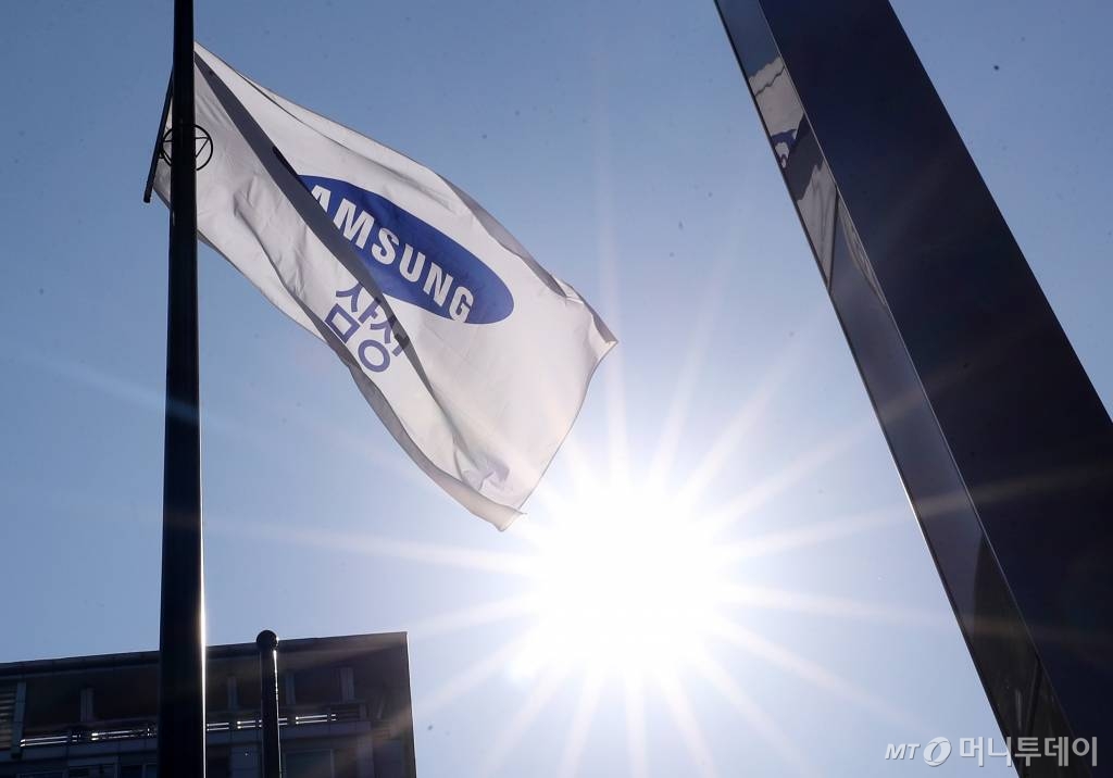 삼성전자가 2020년 3분기 매출 66조원, 영업이익 12조 3000억원의 잠정실적을 발표한 8일 서울 서초구 삼성전자 서초사옥에 깃발이 펄럭이고 있다. / 사진=김휘선 기자 hwijpg@