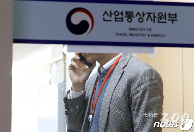 (세종=뉴스1) 장수영 기자 = 검찰이 월성1호기 경제성 조작과 관련해 산업통상자원부를 압수수색 중인 5일 정부세종청사 산업부 에너지자원실에서 직원들이 어수선한 분위기 속에서 근무를 하고 있다. 2020.11.5/뉴스1