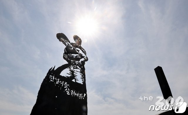 (서울=뉴스1) 박지혜 기자 = 9일 오후 서울 서대문구 신촌동 연세대학교 한열 동산에서 열린 고(故) 이한열 열사 33주기 추모식에서 '한열이를 살려내라'란 문구가 적힌 판화 조형물이 공개되고 있다. 2020.6.9/뉴스1