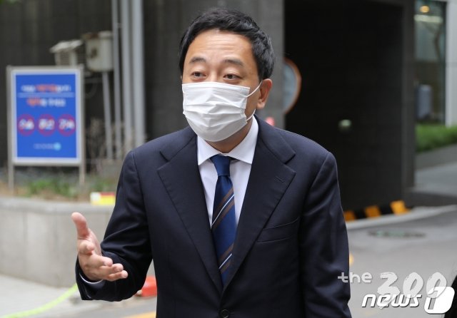 (서울=뉴스1) 임세영 기자 = 금태섭 전 더불어민주당 의원이 29일 오후 서울 영등포구 여의도 더불어민주당사에서 열린 윤리심판원 징계논의에 참석하고 있다. 금 전 의원은 지난해 12월 국회 본회의에서 고위공직자범죄수사처(공수처) 법안 투표 당시 기권표를 던졌다. 이후 민주당 윤리심판원은 지난 5월25일 금 전 의원이 당론과 다른 의견을 냈다는 이유로 '경고' 처분을 내린 게 알려지면서 논란이 생겼고 금 전 의원은 지난 2일 재심을 신청했었다. 2020.6.29/뉴스1