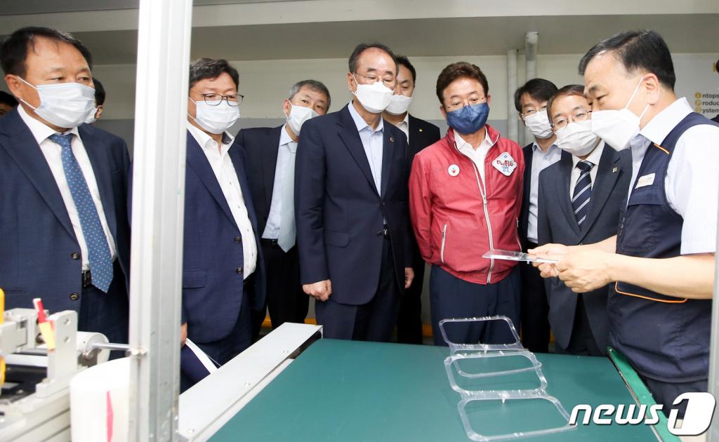 (구미=뉴스1) 정우용 기자 = 17일 경북 구미시 인탑스(주)에서 열린 '산업단지 대개조 선정지역 현장 간담회'를 마친 김용기 일자리위원회 부위원장, 이철우 경북지사, 장세용 구미시장 등이 스마트팩토리 구축 현장을 둘러보고 있다. (구미시 제공)2020.6.17/뉴스1
