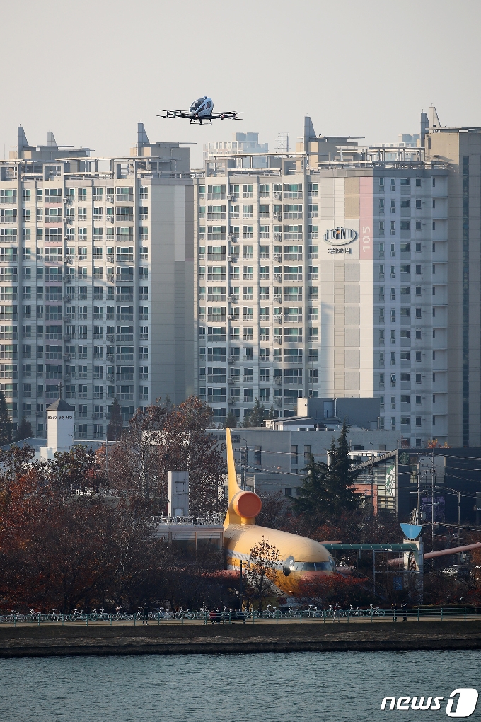 16일 오후 대구 수성못 상화동산에서 열린 드론택시 서비스 도입을 위한 도심항공교통(UAM) 비행 실증에서 119소방 응급키트와 심장 제세동기 등을 싣고 행사장을 이륙한 드론택시가 비행하고 있다. 2020.11.16/뉴스1 © News1 공정식 기자