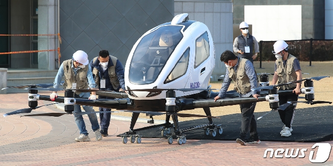 16일 오후 대구 수성못 상화동산에서 열린 드론택시 서비스 도입을 위한 도심항공교통(UAM) 비행 실증을 앞두고 관계자들이 드론택시를 이착륙장으로 옮기고 있다. 2020.11.16/뉴스1 © News1 공정식 기자