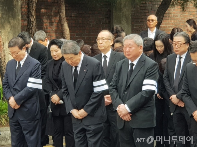 고 구본무 LG 회장의 동생인 구본식 LT 그룹 회장(앞줄 왼쪽부터), 구본준 당시 LG 부회장, 구본능 희성그룹 회장이 2018년 5월 22일 서울대병원에서 엄수된 구 회장의 영결식에서 고인을 추모하고 있다. /사진=김성은 기자