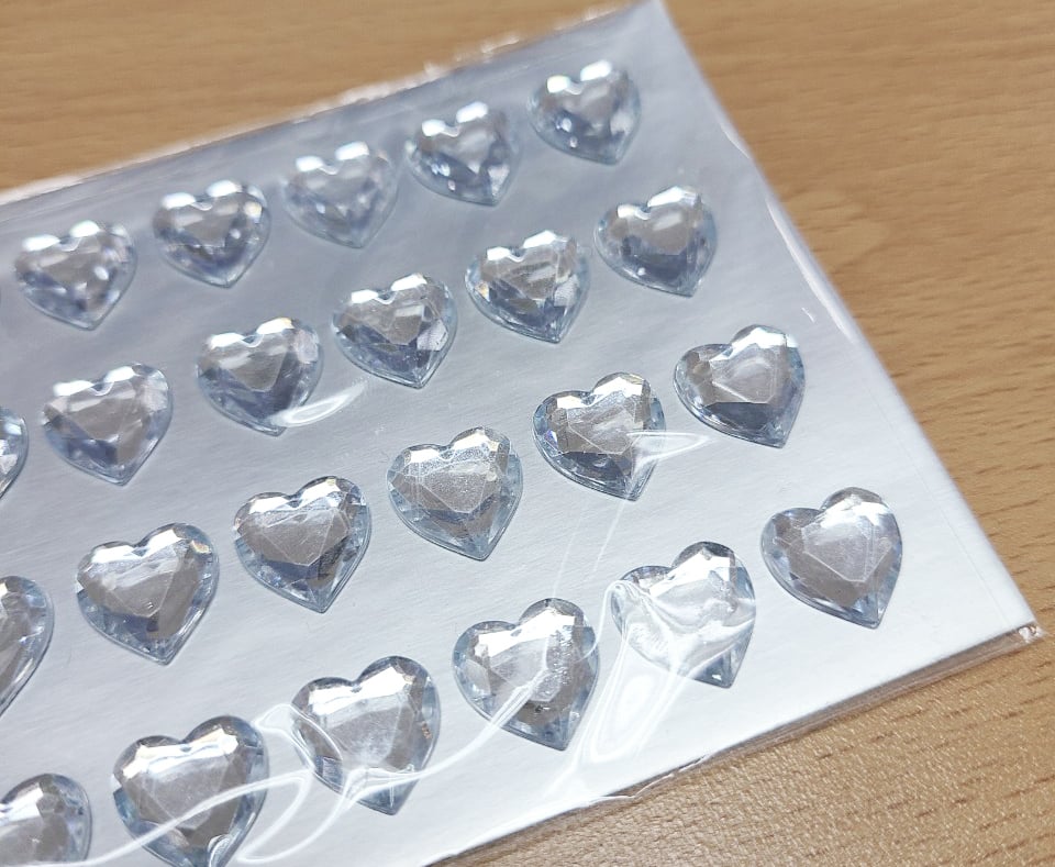 /사진= 최근에는 개성을 위해 입체 스티커가 유행이라고 한다. 사진은 보석 느낌의 하트 모양 입체 스티커. /사진제공= 손민지 매니저