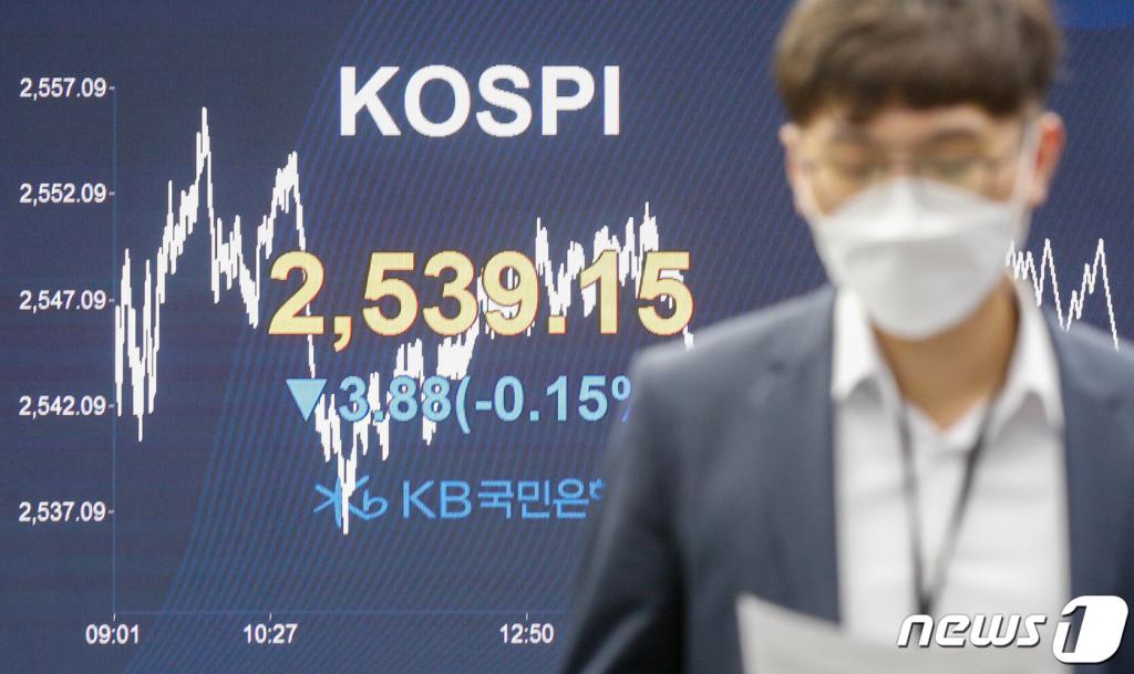 (서울=뉴스1) 안은나 기자 = 17일 오후 서울 여의도 KB국민은행 딜링룸에서 직원이 업무를 보고 있다. 이날 코스피 지수는 전 거래일 대비 3.88포인트(0.15%) 떨어진 2539.15, 코스닥 지수는 7.86포인트(0.93%) 떨어진 839.47, 원·달러 환율은 1.9원(0.17%) 떨어진 1106.6을 나타냈다. 2020.11.17/뉴스1