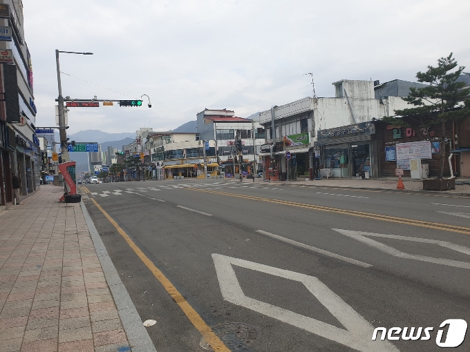17일 인제지역의 시내 주요도로가 코로나19 직격탄으로 인해 텅 빈 모습을 보이고 있다.© 뉴스1