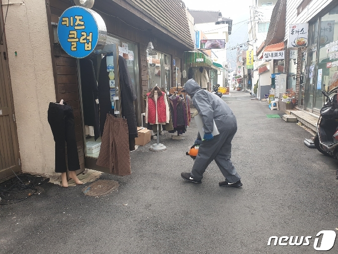 인제지역에서 8개월만에 등장한 코로나19 바이러스로 인해 텅 빈 시내의 한 골목에서 감염병 확산 방지와 주민 불안 해소를 위한 방역작업이 이뤄지고 있다. © 뉴스1