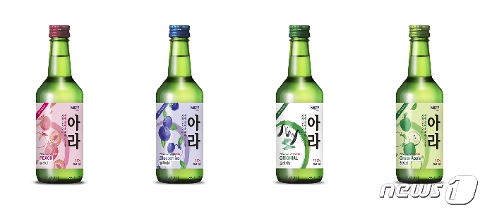 보해양조가 베트남에 수출하는 '아라소주'. 동남아시아지역 소비자들의 입맛에 맞춘 수출전용 제품으로 오리지널을 비롯해 블루베리, 복숭아, 청사과 맛 , 4가지가 있다.(보해양조 제공)2020.11.18/뉴스1 © News1