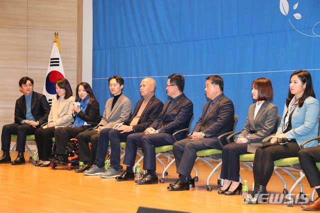 [서울=뉴시스] 장세영 기자 = 더불어민주당 영입인재 1호 최혜영 강동대 교수가 19일  서울 여의도 국회 의원회관 대회의실에서 '좋은 정치'를 주제로 토크 콘서트를 하고 있다. 2020.01.19.   photothink@newsis.com