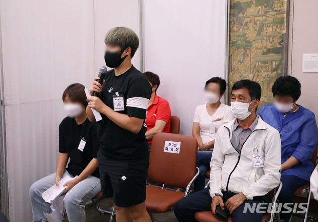 [창원=뉴시스]박영태 기자 = 문재인 대통령이 17일 오후 경남 창원 스마트그린 산업 단지를 찾아 공장 관계자로부터 설명을 듣고 있다. 2020.09.17.  since1999@newsis.com