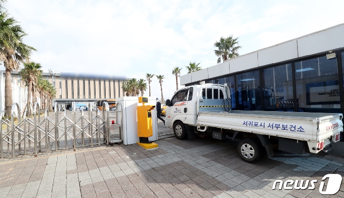 20일 오전 확진자가 발생한 제주 서귀포시 대정읍 영어교육도시 내 한 국제학교로 방역차량이 진입하고 있다.2020.11.20 /뉴스1 © News1 오현지 기자