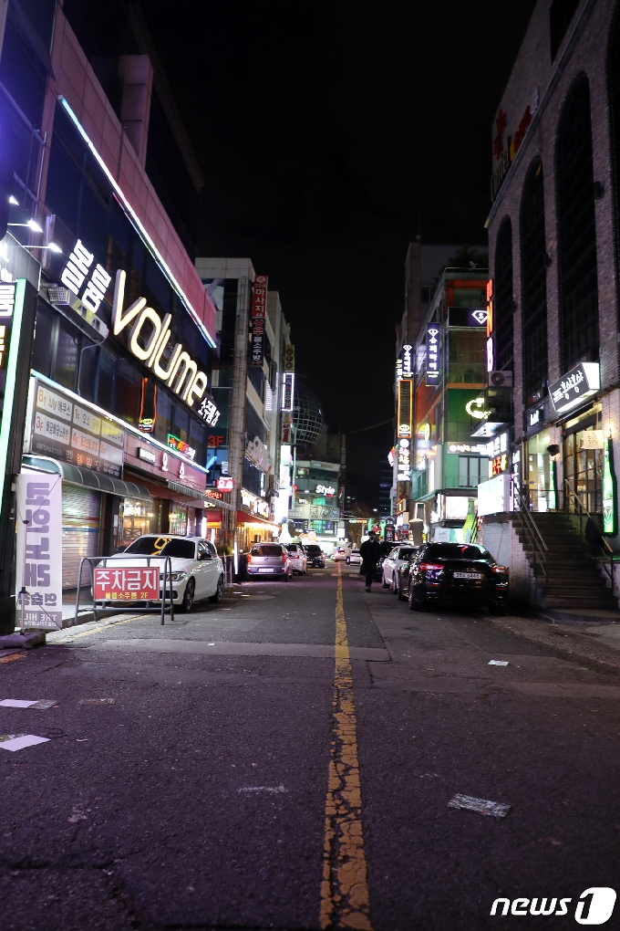 광주시가 사회적 거리두기를 1.5단계로 격상한 뒤 맞이한 첫 주말인 20일 오후 광주 서구 상무지구의 거리가 한산하다. 2020.11.21/뉴스1 © News1 이수민 수습기자