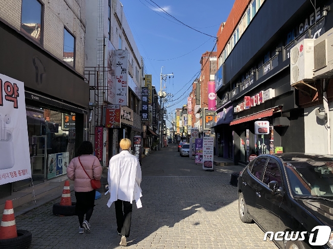 21일 낮 12시 전북 전주시 전북대학교 인근 대학가 거리는 사람이 드물었다.2020.11.21© 뉴스1