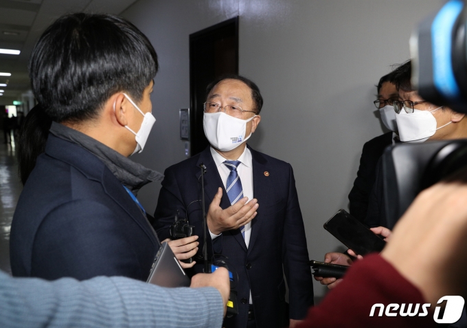 홍남기 부총리 겸 기획재정부 장관이 3일 오후 서울 여의도 국회에서 열린 기획재정위원회 전체회의를 마친 후 회의장을 나서고 있다.  홍 부총리는 주식 양도소득세 부과 대주주 요건 강화를 둘러싼 논란에 대한 책임을 지고 사의를 표명했다고 밝혔다. /사진=뉴스1