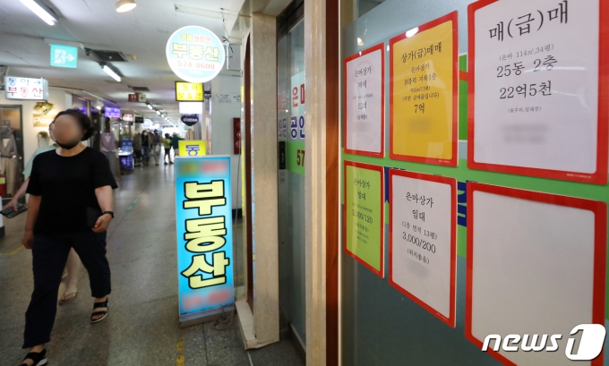 정부가 7월 10일 다주택자와 부동산 법인에 대한 종합부동산세와 취득세 등 세 부담을 대폭 늘리기로 하는 주택시장 안정 보완 대책을 발표했다. 다주택을 보유한 법인에 대해서는 종부세 최고 세율인 6%를 적용하고 2021년 이후 양도 분부터 1년 미만 보유 주택에 대한 양도세율을 70%로, 2년 미만 보유주택의 양도세율을 60%로 높인다. 사진은 이날 오후 서울 강남구 공인중개업소 모습. /사진=뉴스1