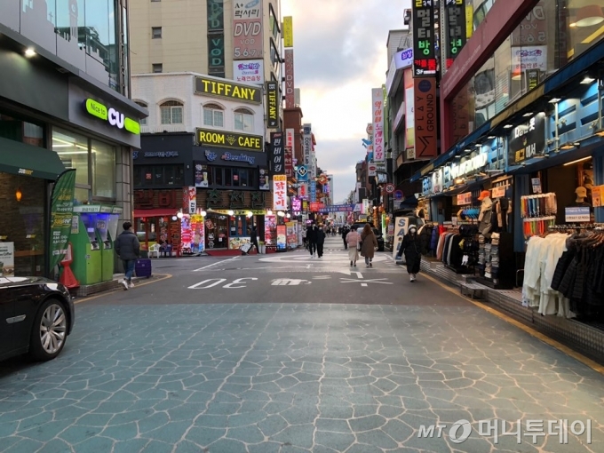 서울 지하철 2·7호선 건대입구역 인근 '건대맛의 거리' 전경. /사진=이재윤 기자