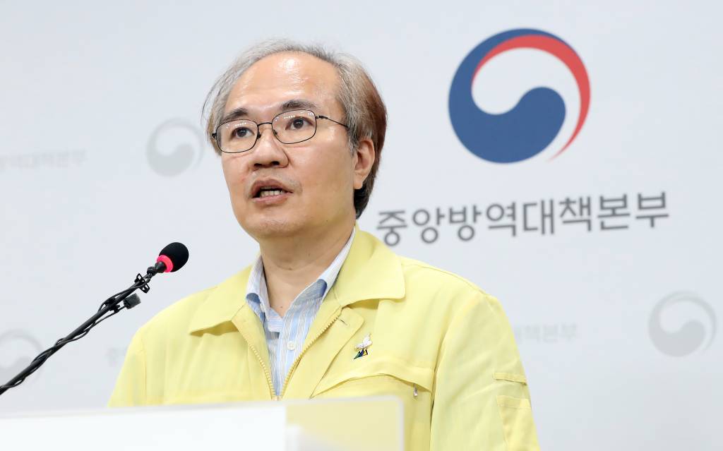 [청주=뉴시스]강종민 기자 = 권준욱 중앙방역대책본부 부본부장이 18일 오후 충북 청주 질병관리본부에서 신종 코로나바이러스 감염증(코로나19) 국내 발생 현황에 대해 브리핑하고 있다. 2020.08.18.   ppkjm@newsis.com