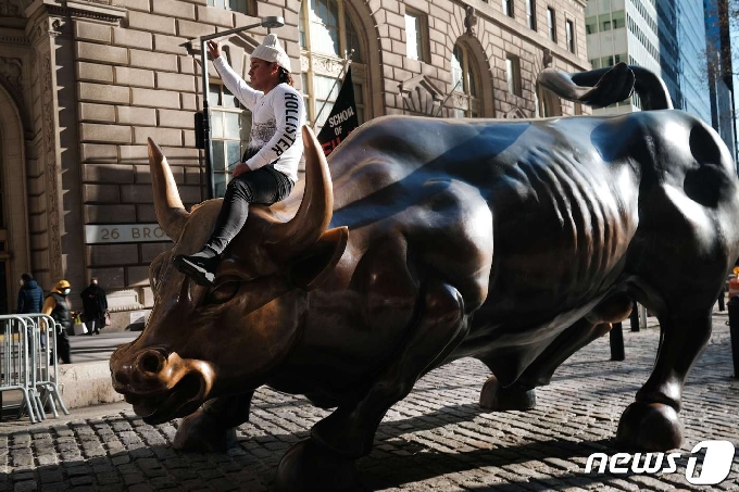 뉴욕증권거래소(NYSE) 인근의 청동 황소상 © AFP=뉴스1