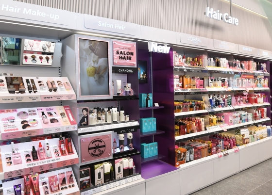 CJ올리브영의 헤어케어 제품 코너 사진/사진=CJ올리브영