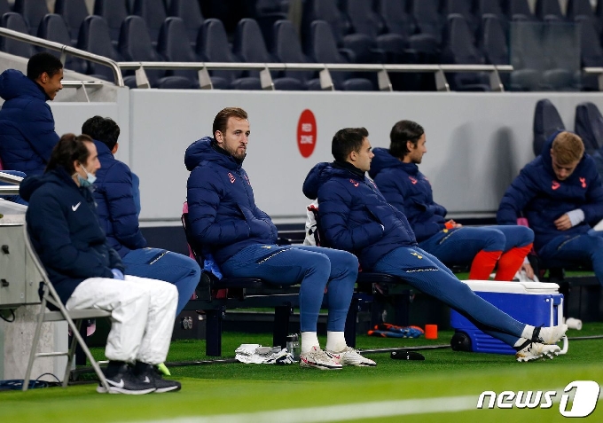 해리 케인(가운데)을 비롯해 토트넘 선수들이 27일(한국시간) 영국 런던의 토트넘 홋스퍼 스타디움에서 열린 루도고레츠와의 2020-21 유럽축구연맹(UEFA) 유로파리그 J조 조별리그 4차전에서 벤치를 지키고 있다.  © AFP=뉴스1