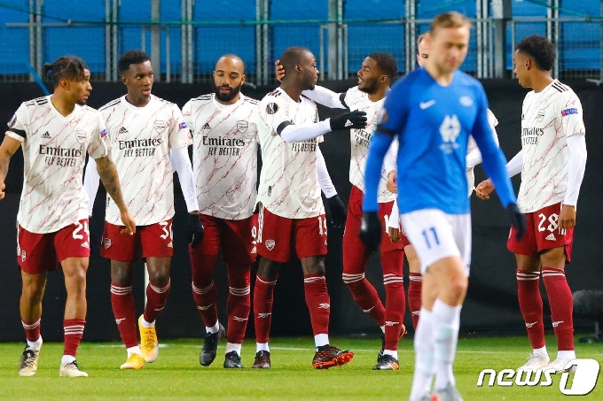 아스널 선수들이 27일(한국시간) 노르웨이 몰데의 아케르 스타디움에서 열린 몰데 FK(스웨덴)와의 2020-21 유럽축구연맹(UEFA) 유로파리그 B조 조별리그 4차전에서 득점 후 기뻐하고 있다. © AFP=뉴스1