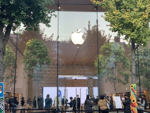 아이폰12·12 프로가 출시되던 지난달 30일 애플 가로수길 전경 /사진=박효주