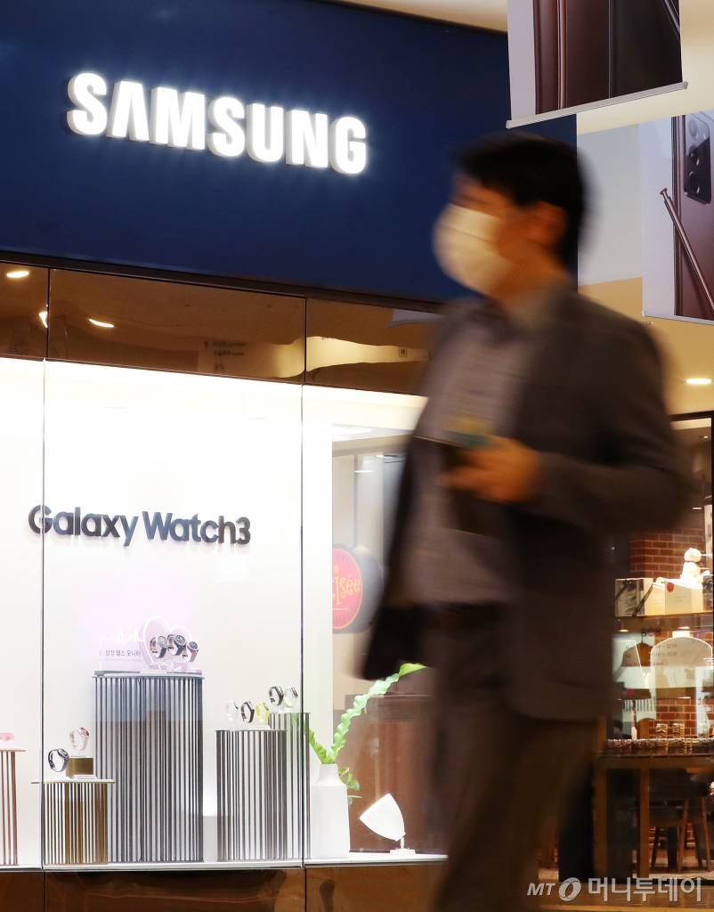 삼성전자가 2020년 3분기 매출 66조원, 영업이익 12조 3000억원의 잠정실적을 발표한 8일 서울 서초구 삼성전자 서초사옥 딜라이트샵 앞에서 시민들이 발걸음을 옮기고 있다. / 사진=김휘선 기자 hwijpg@