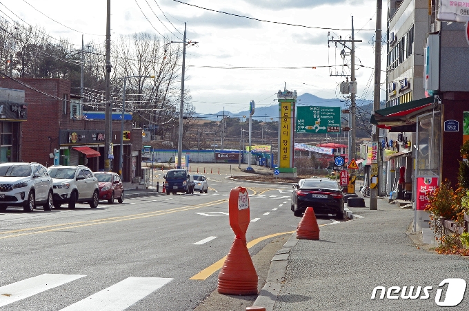 28일 오후 1시쯤 전남 장성군 삼계면 일대가 한산한 모습을 보이고 있다. 장성에서는 이날 상무대 소속 군인 17명이 신종코로나바이러스 감염증(코로나19)에 집단 감염돼 전남 395번, 전남 400~4016번 확진자로 분류됐다.2020.11.28/뉴스1 © News1 정다움 기자