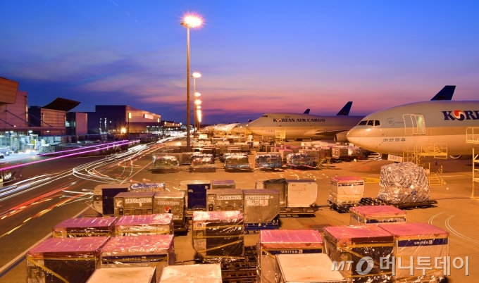 일본 정부의 수출규제 강화 조치, 미국과 중국의 무역전쟁 등 다사다난(多事多難)했던 2019년 기해년(己亥年)이 저물어가는 가운데 인천국제공항 대한항공 화물터미널에서 2020년 경자년(庚子年)의 수출 강국을 기약하며 수출물품들이 화물기를 기다리고 있다. / 사진=인천국제공항=이기범 기자 leekb@