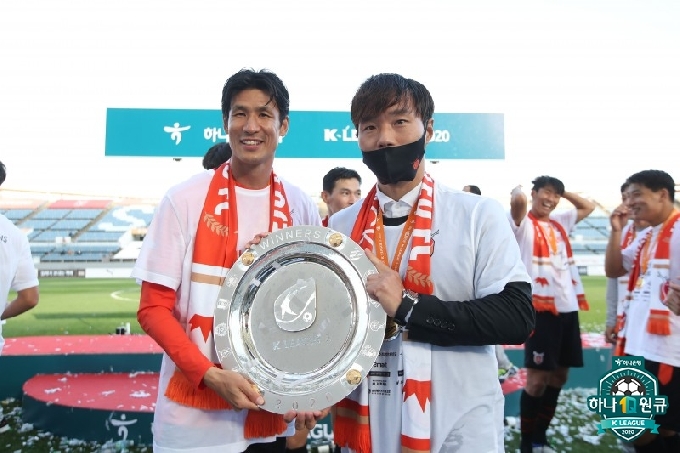 정조국(왼쪽)과 남기일 제주 감독. /사진=한국프로축구연맹 제공