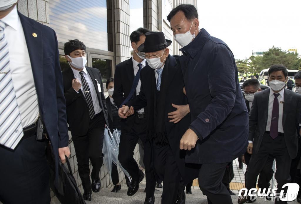 (광주=뉴스1) 황희규 기자 = 사자명예훼손 혐의로 기소된 전두환씨가 30일 오전 광주 동구 광주지법에서 열린 1심 선고공판에 출석하고 있다. 전씨는 지난 2017년 4월에 펴낸 회고록에서 5·18 민주화운동 당시 헬기 사격을 목격했다고 증언한 조 신부를 '가면을 쓴 사탄', '파렴치한 거짓말쟁이'라고 표현해 사자명예훼손 혐의로 불구속 기소됐다. 2020.11.30/뉴스1