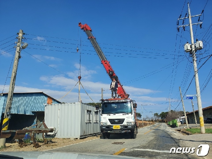 고병원성 조류인플루엔자(H5N8형 AI)가 발생한 전북 정읍시 소성면 기린리 육용오리 농장 주변에 긴급 설치되고 있는 이동초소. 2020.11.30/© 뉴스1 박제철 기자