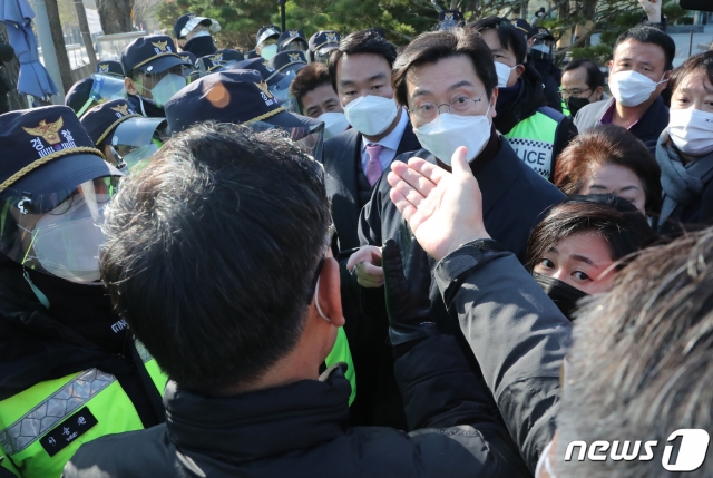 법무부-검찰 간 갈등에 대한 문재인 대통령의 입장표명을 요구하며 국민의힘 초선의원들이 1인 시위을 이어가고 있는 가운데 30일 윤두현, 강민국, 정희용 의원 등이 질의서를 전달하기 위해 청와대로 향하자 경찰이 제지하고 있다/사진=뉴스1