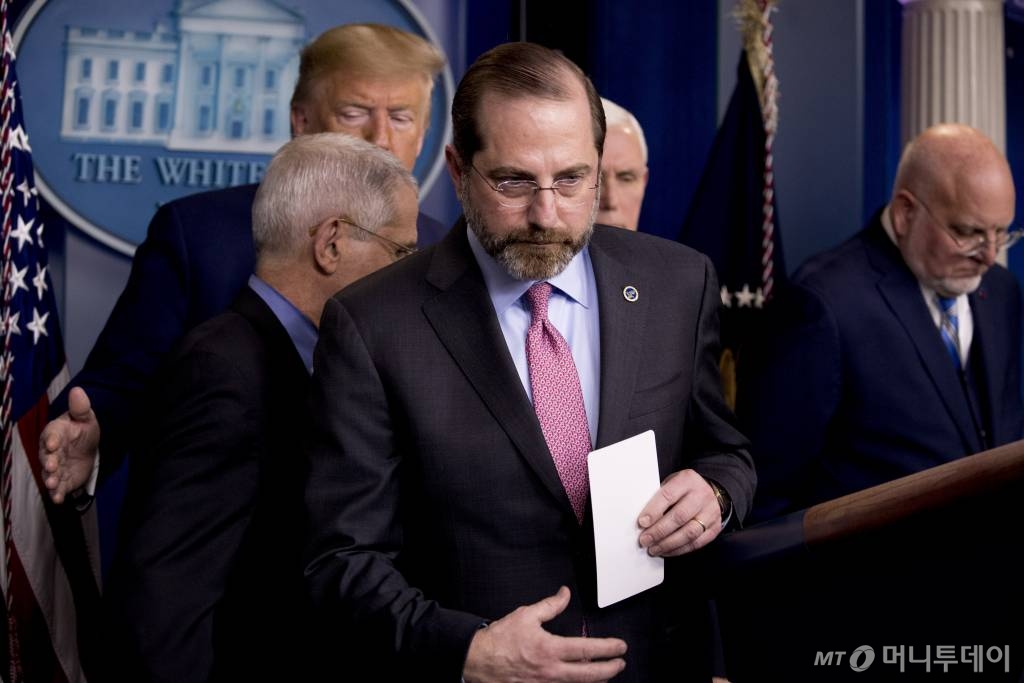 [워싱턴=AP/뉴시스]앨릭스 에이자 미 보건복지부(HHS) 장관