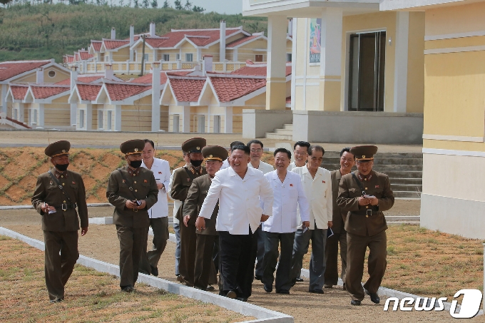 (평양 노동신문=뉴스1) = 지난 9월15일 김정은 국무위원장은 금천군 강북리를 찾아  '사회주의 농촌건설강령'을 거론하며 "우리 당 대회가 이 중대한 문제에 정확한 해답을 줄 것"이라고 선언했다. [국내에서만 사용가능. 재배포 금지. DB 금지. For Use Only in the Republic of Korea. Redistribution Prohibited] rodongphoto@news1.kr
